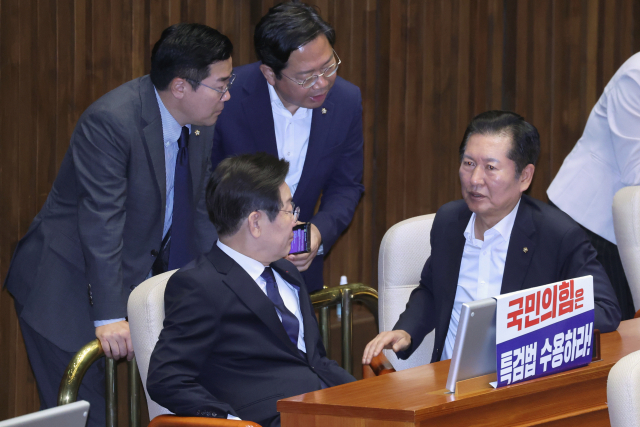 더불어민주당 박찬대 당대표 직무대행 겸 원내대표가 29일 국회 본회의에서 방문진법 표결에 앞서 이재명 전 대표, 정청래 의원 등과 대화하고 있다. 연합뉴스