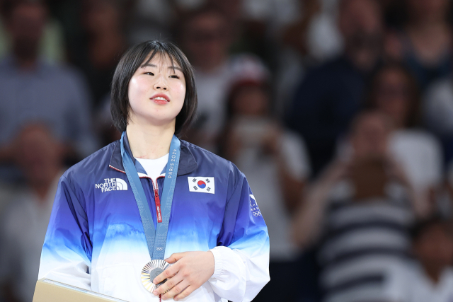 30일(한국 시간) 프랑스 파리 아레나 샹드마르스에서 열린 2024 파리 올림픽 유도 여자 57㎏급에 출전해 은메달을 딴 허미미가 메달을 만지며 시상대에 올라 있다. 연합뉴스