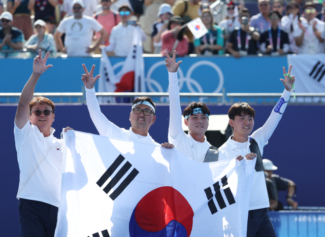 30일(한국 시간) 프랑스 파리 레쟁발리드 양궁 경기장에서 열린 2024 파리 올림픽 양궁 남자 단체 결승전에서 프랑스를 꺾고 우승을 차지한 한국 대표팀 선수들이 기뻐하고 있다. 왼쪽부터 박성수 감독, 김우진, 이우석, 김제덕. 연합뉴스