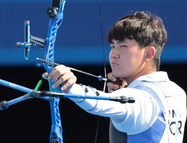 김제덕이 30일(한국 시간) 프랑스 파리 레쟁발리드 양궁 경기장에서 열린 2024 파리 올림픽 양궁 남자 단체 결승전 한국과 프랑스의 경기에서 과녁을 향해 활을 당기고 있다. 연합뉴스