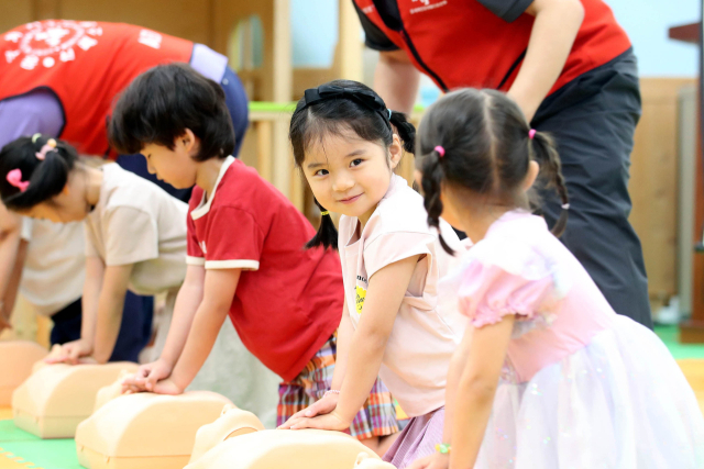 3일 광주 북구청어린이집에서 열린 안전체험교실에서 원생들이 심폐소생술(CPR) 교육을 받고 있다. 해당 기사와 관련 없음. 연합뉴스