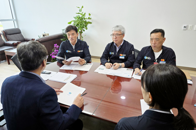 30일 윤경희 청송군수 등 청송군 일행이 국회를 찾아 내년도 지역에 투입돼야 할 국비를 요청하는 모습. 청송군 제공