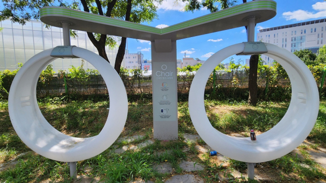 지난 30일 찾은 대구 북구 복현우체국 버스정류장 뒤편의 스마트 벤치. 빈 캔음료 등 쓰레기가 놓여있거나, 나무 먼지 등이 쌓여 있어 이용하는 사람이 없었다. 윤수진 기자