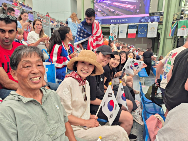 31일 2024 파리 올림픽 남자 사브르 펜싱 경기가 열린 프랑스 파리의 그랑 팔레를 찾은 김형만, 장영희 씨 부부와 남매 등 일행. 채정민 기자