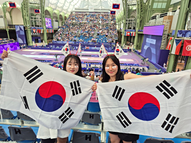 조혜리(왼쪽), 문경언 씨가 31일 프랑스 파리의 그랑 팔레에서 열린 2024 파리 올림픽 남자 사브르 단체전을 관람하며 한국 선수들을 응원하던 중 사진 촬영 요청에 응했다. 채정민 기자