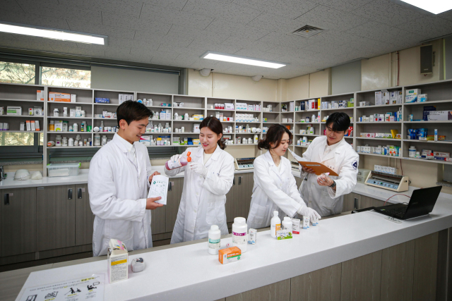 대구가톨릭대 약학대학 약국실습실에서 학생들이 실습을 하고 있다. 대구가톨릭대 제공