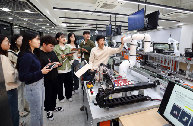 계명대 로봇공학전공 학생들이 실습하고 있다. 계명대 제공