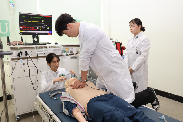 경일대 응급구조학과 학생들이 심폐소생실 실습을 하고 있다. 경일대 제공