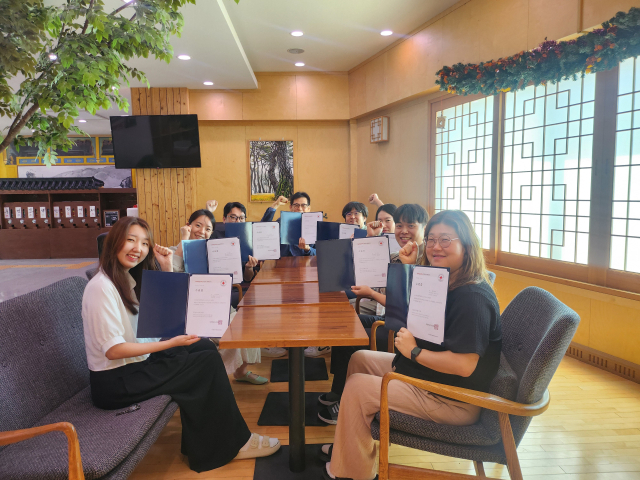 고령군관광협의회 직원들이 응급처치 교육 수료증을 들어보이고 있다. 고령군 제공