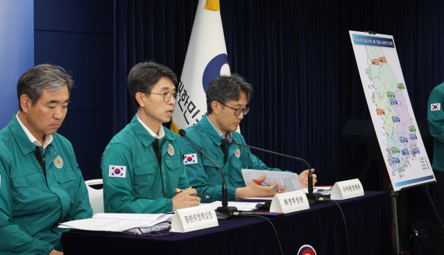 환경부 김완섭 장관이(가운데) 30일 서울 종로구 정부서울청사에서 기후대응댐 후보지 안에 대한 첫 번째 브리핑을 하고 있다. 연합뉴스