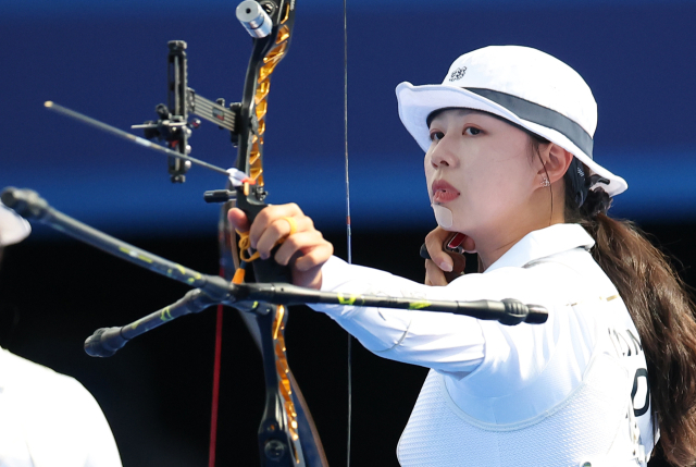 올림픽 10연패를 달성한 한국 여자 양궁대표팀 임시현이 28일(현지시간) 프랑스 파리 레쟁발리드 양궁 경기장에서 열린 2024 파리올림픽 양궁 여자단체 결승전에서 활시위를 놓고 있다. 연합뉴스