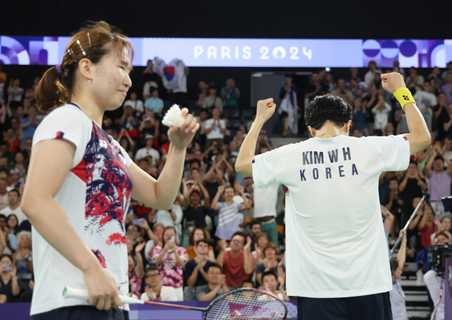 1일(현지시간) 프랑스 파리 라 샤펠 아레나에서 열린 2024 파리올림픽 배드민턴 혼합복식 준결승전에서 김원호-정나은 조가 서승재-채유정 조를 꺾고 결승에 진출하며 기뻐하고 있다. 연합뉴스