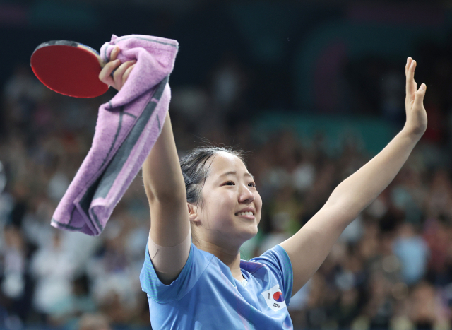 한국의 신유빈이 2024 파리올림픽 탁구 여자 단식 8강전에서 일본 히라노 미우를 꺾은 뒤 관중석을 향해 손을 흔드는 모습. 연합뉴스