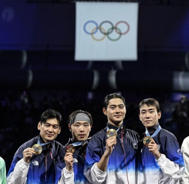 지난 1일(한국시간) 2024 파리올림픽 남자 펜싱 사브르 단체전에서 금메달을 획득한 남자 대표팀. [사진=양산시]