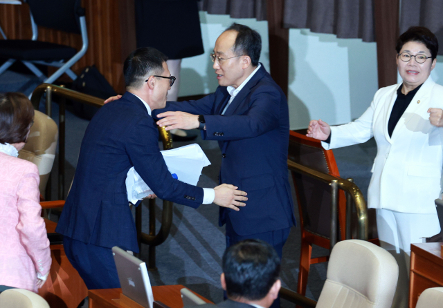 2일 오후 국회 본회의에서 국민의힘 추경호 원내대표가 무제한 토론을 마친 김상욱 의원을 격려하고 있다. 연합뉴스