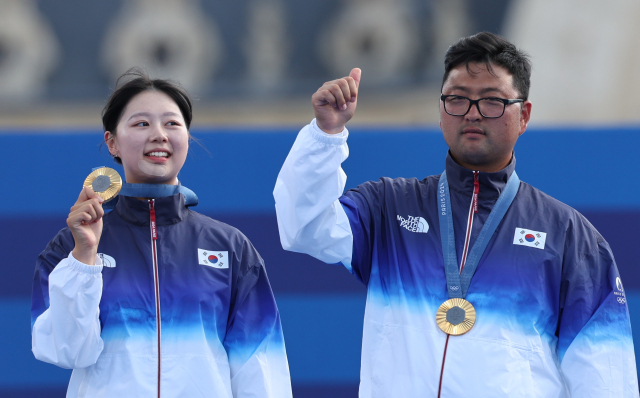 2일(현지시간) 프랑스 파리 레쟁발리드에서 열린 2024 파리올림픽 양궁 혼성 단체 시상식에서 금메달을 딴 한국 임시현과 김우진이 기념 촬영을 하고 있다. 연합뉴스