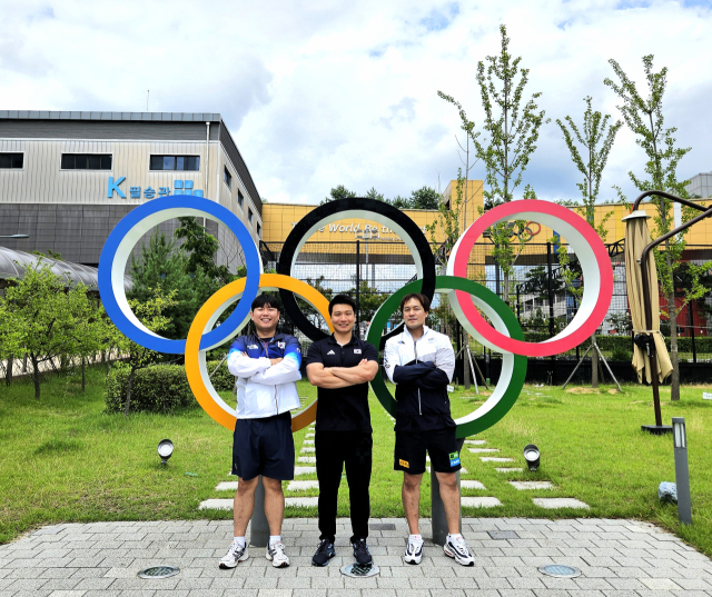 2024 파리 올림픽에 출전한 한국 대표팀의 의무 트레이너로 활약 중인 대구보건대 물리치료학과 출신 3인방 신경현, 김영현, 최승일 씨(왼쪽부터). 이들이 뒤에서 묵묵히 지원한 덕분에 선수들이 최고의 기량을 선보일 수 있다. 김영현 트레이너 제공