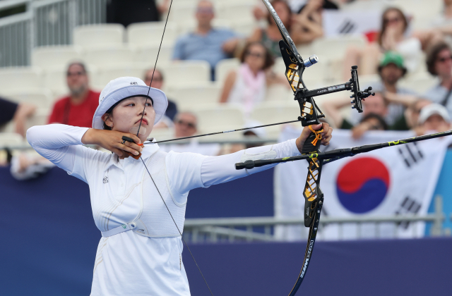 1일(현지시간) 프랑스 파리 레쟁발리드에서 열린 2024 파리올림픽 양궁 여자 개인전 인도네시아의 레자 옥타비아와의 32강전에서 임시현이 과녁을 조준하고 있다. 연합뉴스