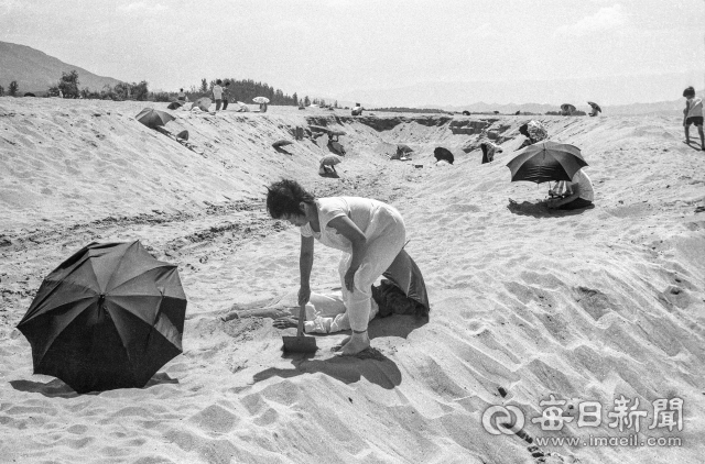 1973년 8월 7일, 35도를 오르내리는 폭염 속에 달성군 낙동강 화원유원지 백사장을 찾은 시민들이 우산, 양산 아래 드러누워 모래찜질을 하고 있다. 당시 화원유원지는 금호강 백사장과 함께 모래찜질 명소로 알려져 여름철이면 하루 평균 100여 명이 찾았다. 사진=매일아카이빙센터