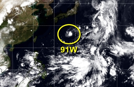 미국 합동태풍경보센터(JTWC, Joint Typhoon Warning Center) 감시 91W 열대요란. 현재 일본 본토 남쪽 태평양 해상에 위치해 있다.