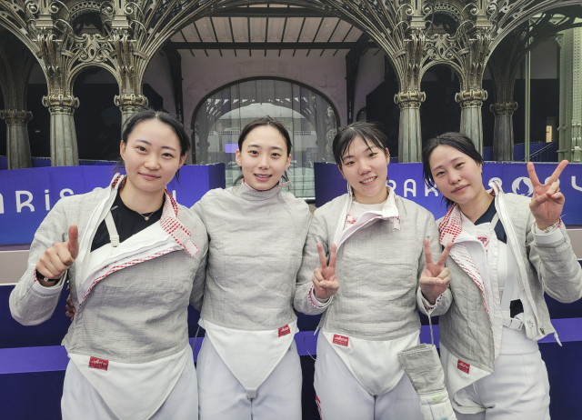 한국 여자 사브르 대표팀이 3일 오후(현지시간) 프랑스 파리 그랑팔레에서 열린 2024 파리 올림픽 여자 사브르 단체전에서 프랑스팀을 꺾고 결승에 진출한 뒤 포즈를 취하고 있다. (왼쪽부터) 최세빈, 윤지수, 전하영, 전은혜. 연합뉴스