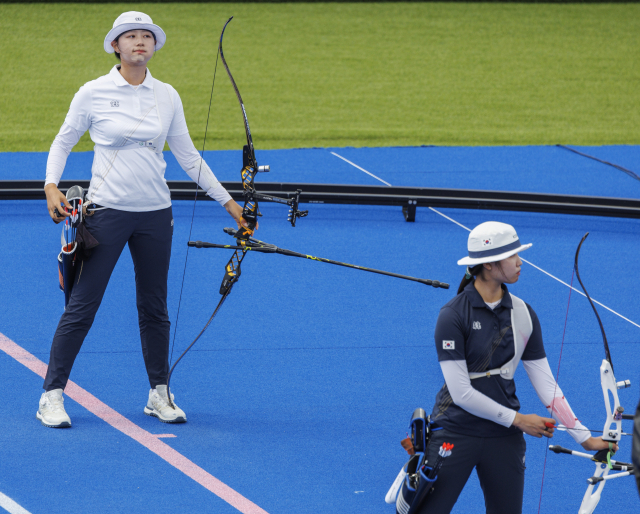 3일(한국 시간) 프랑스 파리 앵발리드에서 열린 2024 파리 올림픽 양궁 여자 개인전 결승. 한국의 임시현(위)과 남수현이 경기를 벌이다 호흡을 가다듬고 있다. 연합뉴스