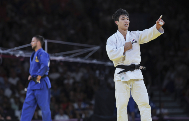 한국의 안바울이 4일(한국 시간) 프랑스 파리 샹드마르스 경기장에서 열린 2024 파리 올림픽 유도 혼성 단체전 동메달 결정전 도중 마지막 주자로 나서 혈전 끝에 승리한 뒤 팀원들을 향해 손을 들어 보이고 있다. 연합뉴스