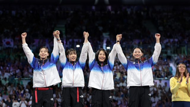 4일(한국 시간) 프랑스 파리 그랑 팔레에서 열린 2024 파리 올림픽 펜싱 여자 사브르 단체전 시상식. 은메달을 따낸 한국 대표팀 윤지수, 전하영, 전은혜, 최세빈(왼쪽부터)이 시상대에 오르고 있다. 연합뉴스