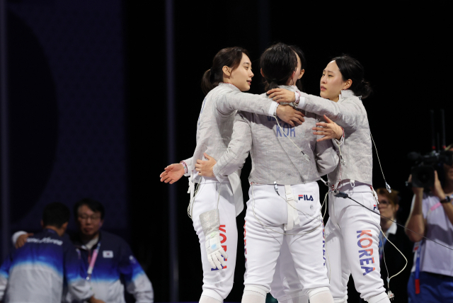 한국 대표팀 선수들이 4일(한국 시간) 프랑스 파리 그랑 팔레에서 열린 2024 파리 올림픽 펜싱 여자 사브르 단체전 우크라이나와의 결승에 나섰으나 패한 뒤 서로를 다독여주고 있다. 연합뉴스