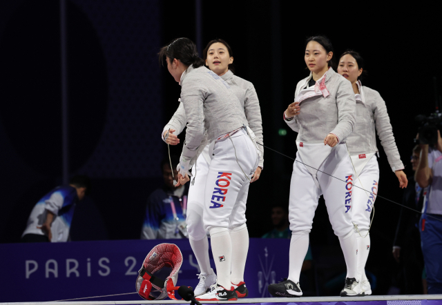 한국 대표팀 선수들이 4일(한국 시간) 프랑스 파리 그랑 팔레에서 열린 2024 파리 올림픽 펜싱 여자 사브르 단체전 우크라이나와의 결승에 나섰으나 고배를 마신 뒤 아쉬워하고 있다. 연합뉴스