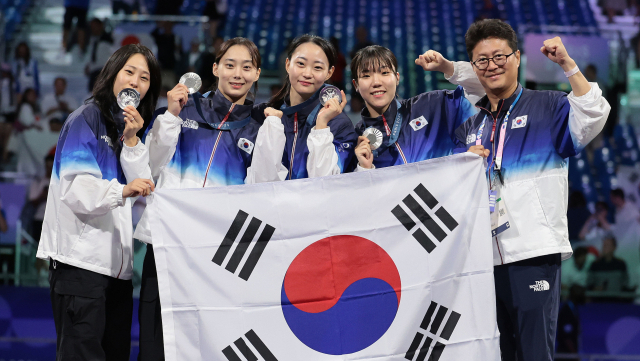 4일(한국 시간) 프랑스 파리 그랑 팔레에서 열린 2024 파리 올림픽 펜싱 여자 사브르 단체전 시상식. 은메달을 따낸 한국 대표팀이 기념 사진을 찍고 있다. 왼쪽부터 전은혜, 윤지수, 최세빈, 전하영, 이국현 코치. 연합뉴스