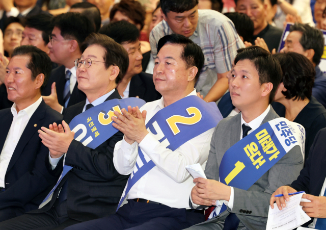 4일 오전 광주 서구 김대중컨벤션센터에서 열린 더불어민주당 당 대표·최고위원 후보자 합동연설회에 김지수(오른쪽부터), 김두관, 이재명 당 대표 후보가 참석하고 있다. 연합뉴스