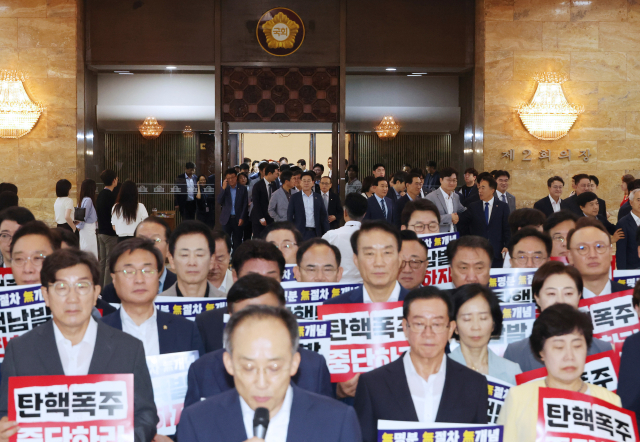 국민의힘 의원들이 본회의를 앞둔 1일 오후 국회 로텐더홀에서 야당의 이진숙 방송통신위원장 탄핵소추안 발의와 