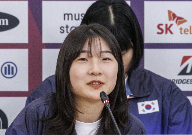 대구체고의 반효진이 4일 프랑스 파리의 코리아 하우스에서 열린 한국 메달리스트들의 기자회견에 참석, 질문에 답하고 있다. 연합뉴스