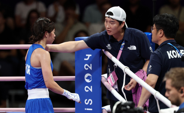 한국의 임애지가 5일(한국 시간) 프랑스 파리 노스 아레나에서 열린 2024 파리 올림픽 복싱 여자 54㎏급 준결승에 출전했으나 튀르키예의 하티세 아크바시에게 패한 뒤 아쉬워하자 한순철 코치가 위로하고 있다. 연합뉴스