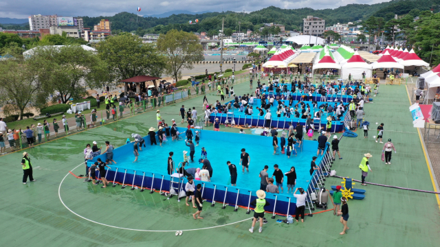 은어맨손잡이 체험장에 관광객들이 몰려 인산인해를 이뤘다. 봉화군 제공