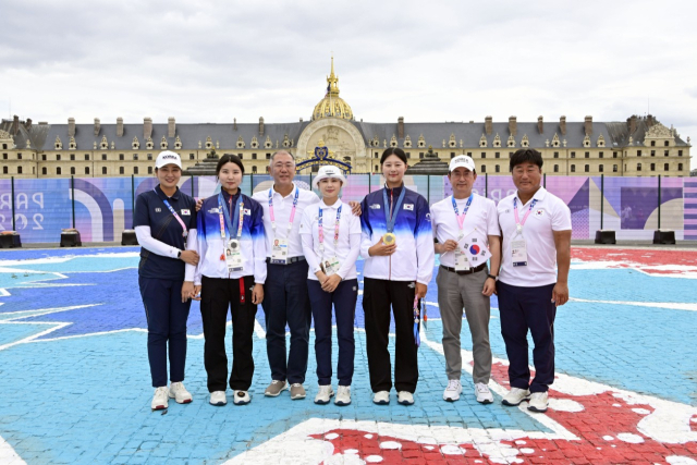 정의선 현대차그룹 회장(왼쪽 세번째)이 3일(현지시간) 파리 대회 여자 양궁 개인전 시상식 후 현대차그룹 김걸 사장(오른쪽 두 번째)과 양궁 국가대표 남수현·전훈영·임시현, 양창훈 감독, 김문정(왼쪽 첫 번째) 코치와 기념 촬영하고 있다. 연합뉴스