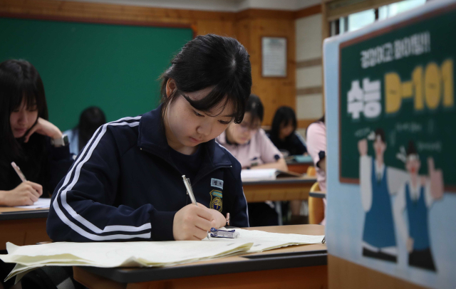 2025학년도 대입수능시험을 100여 일 앞둔 5일 대구 경상여고 3학년 학생들이 교실에 앉아 공부에 매진하고 있다. 정운철 기자 woon@imaeil.com