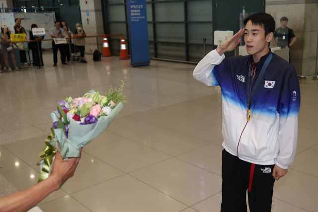 도경동이 지난달 5일 오후 인천국제공항 제1터미널을 통해 귀국하며 경례하고 있다. 연합뉴스