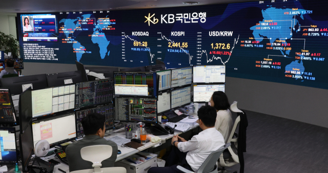 미국발 경기 침체 공포로 코스피가 급락한 5일 여의도 KB국민은행 딜링룸에 전 세계 증기 지표가 나오고 있다. 이날 코스피는 전장 대비 234.64포인트(8.77%) 하락한 2,441.55에 장을 마쳤다. 코스닥은 88.05p(11.30%) 내린 691.28로 마감했다. 연합뉴스