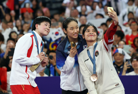 金 목에 걸었는데…안세영, 돌연 은퇴 시사 “무릎 부상, 협회 대처 실망”