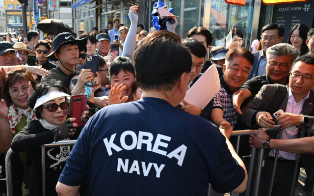 여름휴가 중인 윤석열 대통령이 5일 경남 통영시 통영중앙시장을 찾아 시민들과 인사하고 있다. 연합뉴스