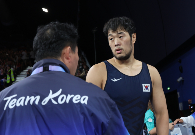 한국의 김승준이 6일(현지 시간) 프랑스 파리 샹드마르스 경기장에서 열린 2024 파리 올림픽 레슬링 남자 그레코로만형 97㎏급 16강전에 출전했으나 아르메니아의 아르투르 알렉사니안에게 패한 뒤 아쉬워하고 있다. 연합뉴스