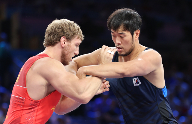 한국의 김승준이 6일(현지 시간) 프랑스 파리 샹드마르스 경기장에서 열린 2024 파리 올림픽 레슬링 남자 그레코로만형 97㎏급 16강전에 출전해 아르메니아의 아르투르 알렉사니안과 실력을 겨루고 있다. 연합뉴스