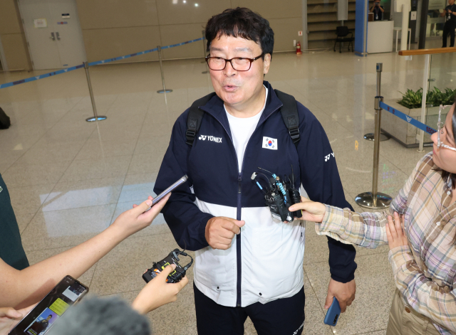 7일 귀국한 김택규 대한배드민턴협회장이 인천공항에서 기자들의 질문에 답하고 있다. 파리올림픽에 동행한 김 회장은 선수단보다 먼저 돌아왔다. 연합뉴스