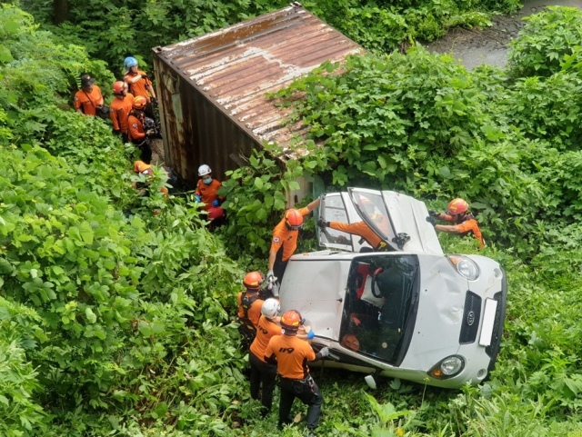 6일 오전 경기도 양주시 은현면에서 동두천소방서 대원들이 언덕 아래로 추락한 경차를 발견하고 구조 작업을 벌였다. 이들은 인근 하천에서 수난사고 구조 훈련을 하던 중 사고를 목격하고 차량에서 70대 운전자를 구조했다. 연합뉴스