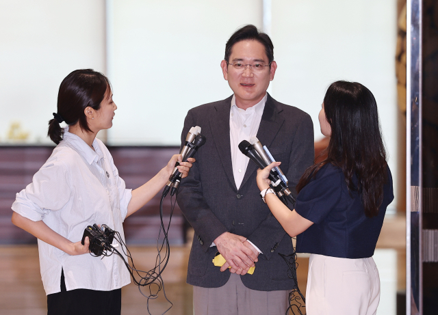 파리 올림픽 참관 등 유럽 출장을 마친 이재용 삼성전자 회장이 7일 오후 서울 강서구 서울김포비즈니스항공센터(SGBAC)를 통해 귀국, 기자들의 질문에 답하고 있다. 연합뉴스