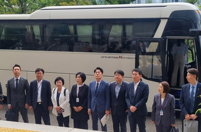 국회 과학기술방송통신위원회 최민희 위원장과 민주당 간사인 김현 의원을 비롯한 야당 과방위원들이 6일 오전 방통위에 도착, 취재진에게 입장을 밝히고 있다. 연합뉴스