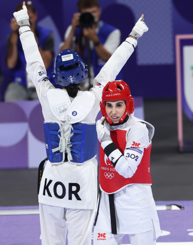 한국의 김유진이 9일(한국 시간) 프랑스 파리 그랑 팔레에서 열린 2024 파리 올림픽 태권도 여자 57㎏급 결승에 출전해 이란의 나히드 키야니찬데를 꺾고 금메달을 확정한 뒤 기뻐하고 있다. 연합뉴스