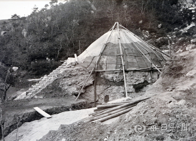 1915년 석굴암 1차 복원 공사 당시 시멘트 보강 공사로 누수와 습기가 발생하자 1917년에 2차 공사를 실시했다. 2차 공사는 부분적으로 실시돼 3년 만인 1920년에 3차 방수 공사를 했다. 사진은 석굴암 3차 방수 공사 장면이다. 촬영-야쓰이, 소장-정인성